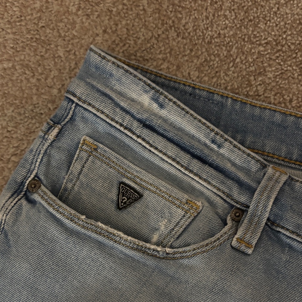 Guess Men's Slim Tapered Distressed Jeans in Faded Blue Wash - Picture 4 of 9